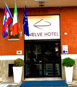 蒙卡列里十二酒店的酒店前方有旗帜的建筑
