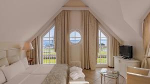 韦尔德Precise Resort Schwielowsee的一间卧室设有一张床和一个大窗户