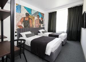 符拉迪沃斯托克SV Hotel的酒店客房带两张床和壁画