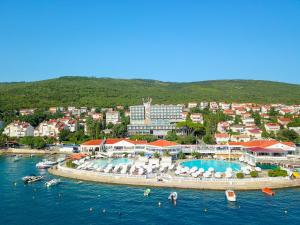 塞尔瑟卡塔琳娜酒店的水中设有两个游泳池的度假胜地