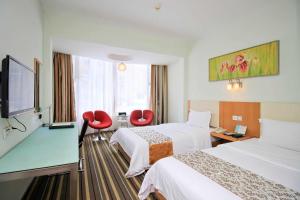 深圳深圳山水时尚酒店华强北店的酒店客房,设有两张床和两张红色椅子