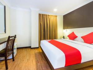 吉隆坡OYO 431 Hotel De Grand Orchard的酒店客房带一张大床和一把椅子