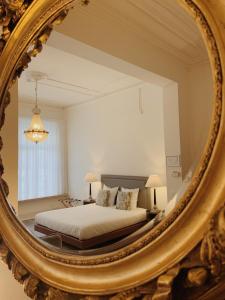 根特La Lys Rooms & Suites的一间卧室配有一张床和镜子