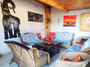 圣卢西亚St Lucia Lodge的带沙发和桌椅的客厅