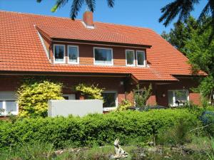 黑德Ferienzimmer Alte Kämpe的一座砖房,有橙色屋顶