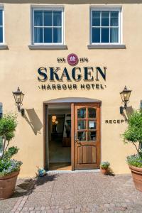 斯卡恩Skagen Harbour Hotel的一座建筑,上面有读过skeagen harcourt酒店的标志
