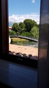 列蒂Casa Sigiu - Il Fiume的从窗口欣赏桥景