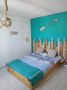 托尔雷莱Résidence Village Marin Catalan TORREILLES PLAGE的一张带木制床头板的床