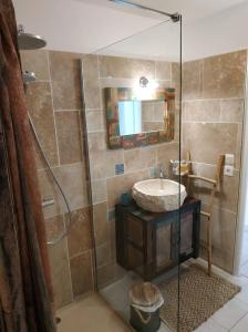 托尔雷莱Résidence Village Marin Catalan TORREILLES PLAGE的带淋浴、水槽和镜子的浴室