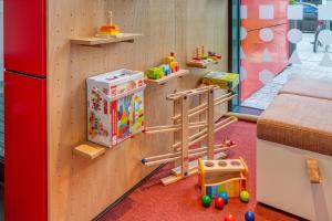 海德堡MEININGER Hotel Heidelberg Hauptbahnhof的儿童游戏室配有冰箱和玩具