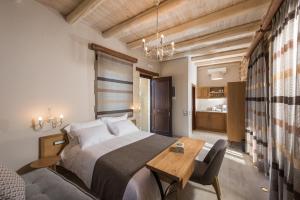 LamerianáLameriana Secret Village的一间卧室配有一张床和一张木桌