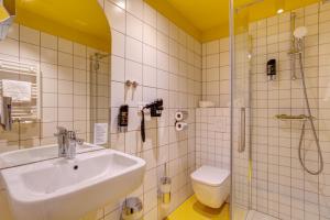 布鲁塞尔MEININGER Hotel Bruxelles Gare du Midi的一间带水槽、淋浴和卫生间的浴室