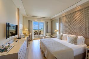 瓦伦西亚拉斯阿瑞纳斯温泉疗养度假村的酒店客房设有一张大床和一台电视。