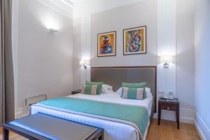 罗马多莫斯国际酒店的一间卧室配有一张床和一张蓝色长椅