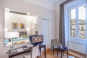 罗马多莫斯国际酒店的客房设有书桌、电脑和窗户