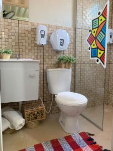 沙帕达-杜斯吉马朗伊斯Mandala House Container的一间带卫生间和水槽的浴室