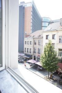 布鲁塞尔博莱蒙特OHY公寓的享有城市街道景致的开放式窗户。