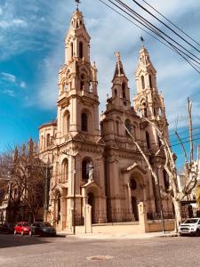 布宜诺斯艾利斯MAG Barracas的教堂前方有两座塔楼和汽车