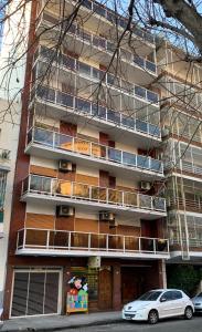 布宜诺斯艾利斯MAG Barracas的公寓大楼的一侧设有阳台。