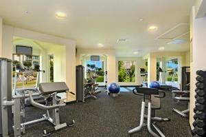 卡帕阿Waipouli Beach Resort Penthouse Exquisite Ocean & Pool View Condo!的健身房设有数台跑步机和健身器材