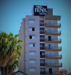 波苏阿莱格里Fenix Hotel Pouso Alegre的上面有标志的高大酒店