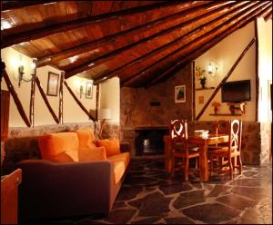 赫尔特Complejo Rural Los Chozos Valle del Jerte的客厅配有沙发和桌子