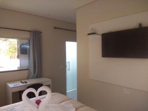 戈亚斯州上帕莱索Pousada das Cachoeiras的一间卧室,配有一张两心床