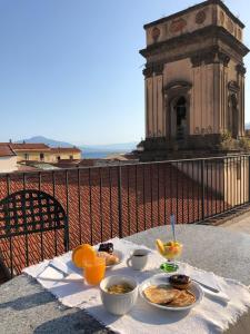 索伦托索伦托里沃利酒店的阳台上摆放着食物盘的桌子