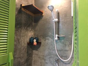 甲米塔拉考阳台旅馆的一间浴室