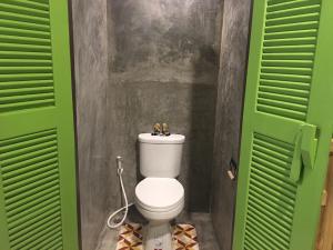 甲米塔拉考阳台旅馆的一间浴室