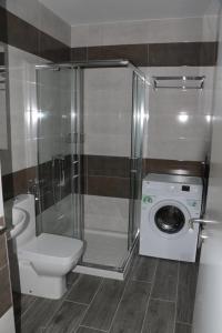萨里亚Apartamentos Credencial的一间带卫生间和洗衣机的浴室