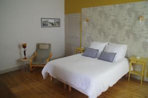绍莱Maison Latour的卧室配有白色的床和两个枕头