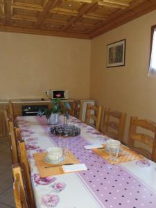 JongieuxLes chambres du cru的一张桌子,上面有紫色和白色的桌布