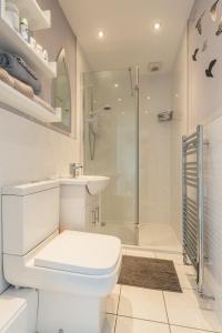 普雷斯蒂克Arran View的带淋浴、卫生间和盥洗盆的浴室