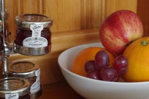 温德米尔Brook House ― Free on-site car park的碗水果,在柜台上,放上一碗苹果和葡萄