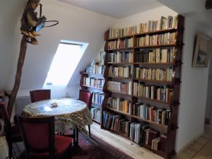 BeauvalLes chambres des Demoiselles的书架上书架的房间