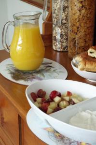 温德米尔Brook House ― Free on-site car park的一张桌子,上面放着一碗水果和一壶橙汁