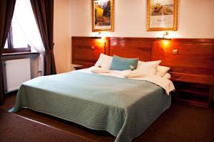 托伦布丁奥瑞艾姆酒店的一间卧室配有一张带蓝色毯子的大床