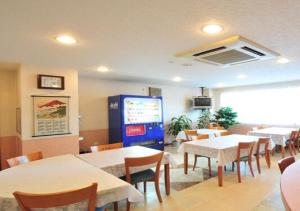 大村市Omura - Hotel / Vacation STAY 46227的一间带桌椅和大屏幕的餐厅
