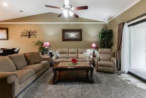 Luxury Condos at Thousand Hills - Heart of Branson - Beautifully remodeled - Spacious and Affordable的休息区