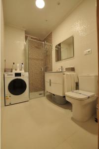 维拉加尔西亚·德·阿劳萨Apartamentos Playa Compostela的浴室配有卫生间、盥洗盆和淋浴。
