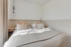 格但斯克Wave Apartments - Olivia Park的一张白色大床,配有白色床单和枕头