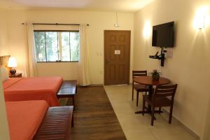 马瑙斯亚马逊生态园丛林旅馆的配有床、桌子和电视的房间