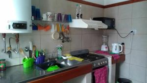 科尔多瓦HA! 2 Resi para estudiantes的厨房柜台设有水槽和炉灶。