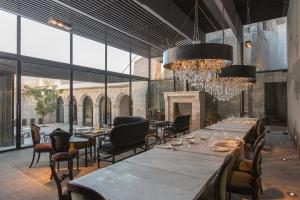 阿雷基帕CIRQA - Relais & Châteaux的大型用餐室配有长桌和椅子