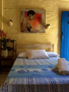 莫罗圣保罗Pousada E Restaurante Passart的一间卧室配有一张壁画床
