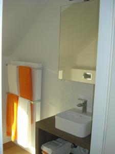 亚贝克哈格珀特胡夫乡村民宿的白色的浴室设有水槽和镜子