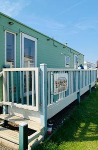 英戈尔德梅尔斯Golden Sands Caravan Hire Ingoldmells- FREE in caravan wifi- Access included to the on site club house, sports bar, arcade, coffee shop We have beach access, a fishing lake and a laundrette的相册照片