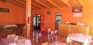 圣佩德罗·德·阿塔卡马Hostal Casa Colque的一间设有桌子和红苏打机的餐厅