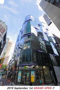 首尔Line Hotel Myeongdong的市中心的高玻璃建筑